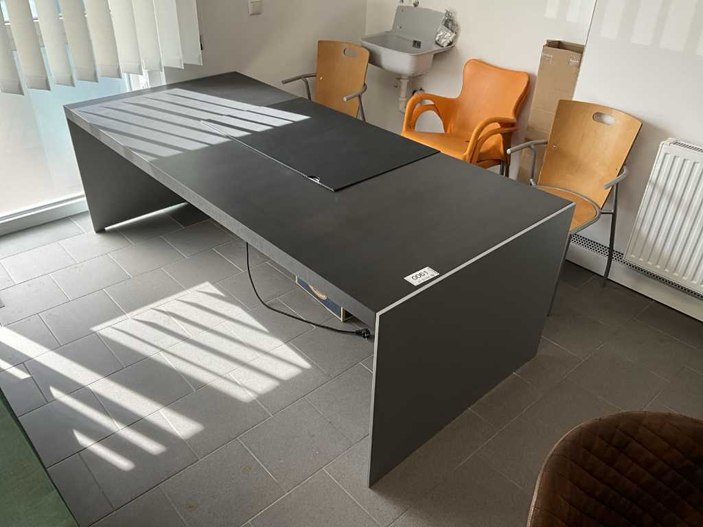 Stół biurowy z półką