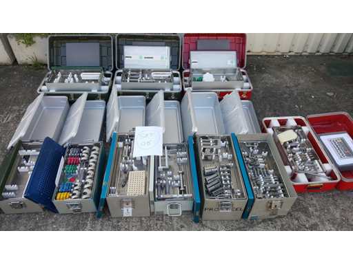 VERSCHIEDENE MEDIZINISCHE WERKZEUGE UND LEERE BOXEN – VERSCHIEDENE MEDIZINISCHE WERKZEUGE UND LEERE BOXEN