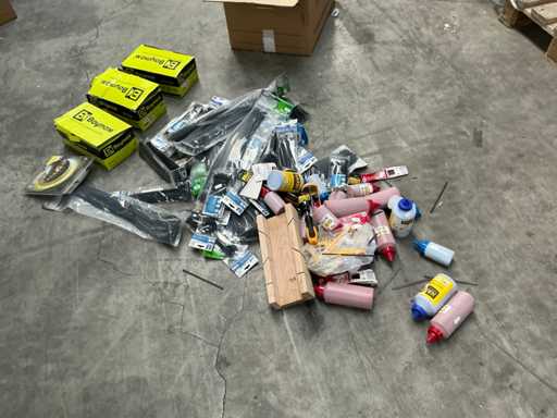 Partij diverse werkmaterialen