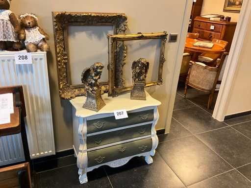 Houten antieke Kast + bronzen beeldjes