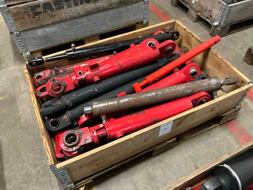 Divers vérins hydrauliques