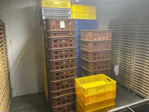Various sizes of stackable crates (110x)