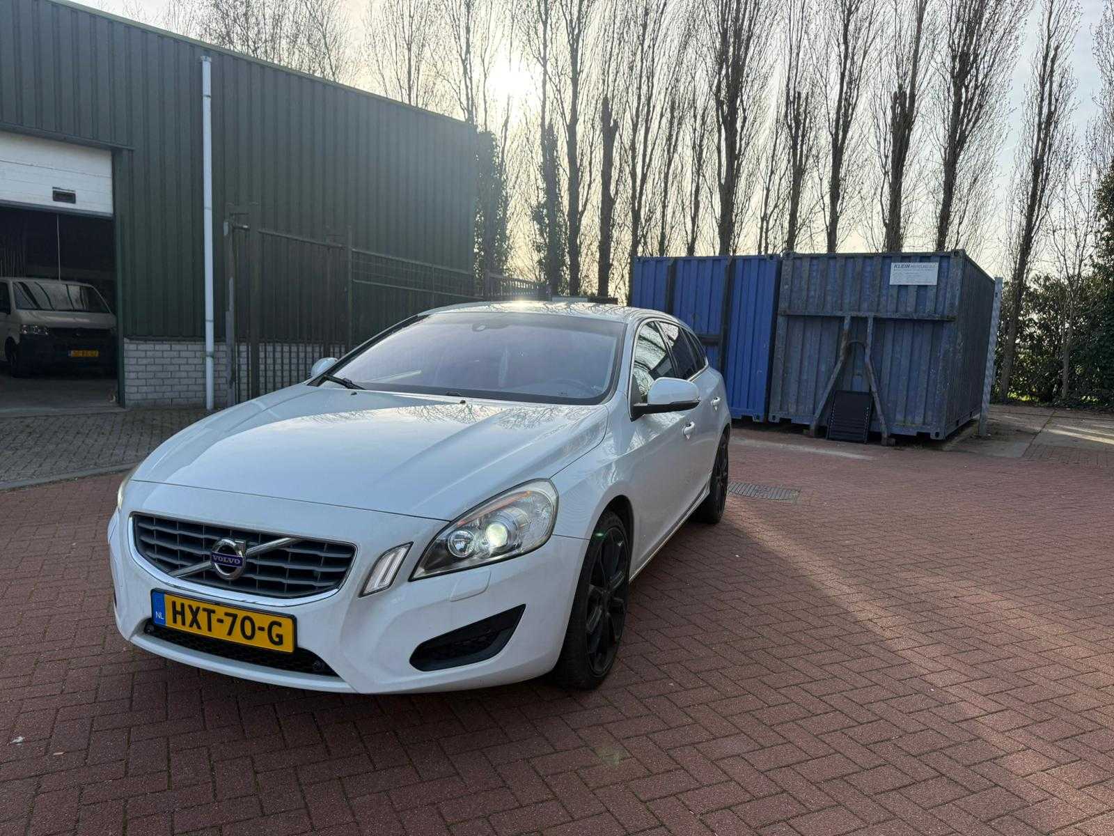 Volvo V60 2.0T Kinetic z automatyczną skrzynią biegów, HXT-70-G