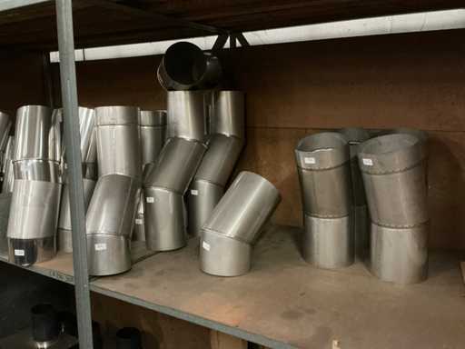 Metalen opbergrek met inhoud