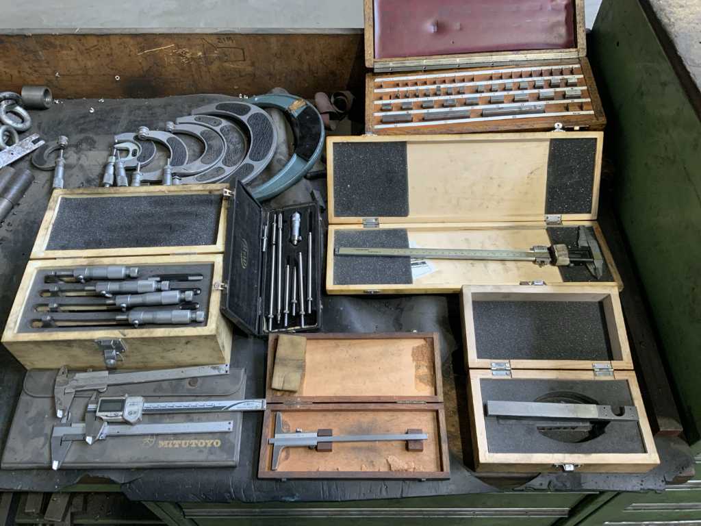 Batch of miscellaneous measuring tools
