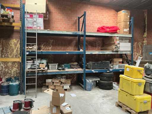 Magazijnstelling met inhoud