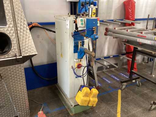 Spot welding machine