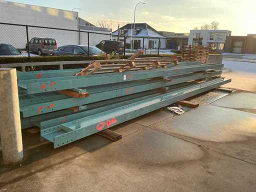 Rozmontowany dwustronny stojak wspornikowy