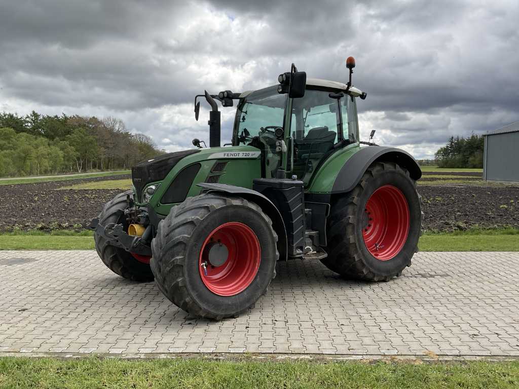 2012 Fendt 720 Vario Four-wheel drive farm tractor