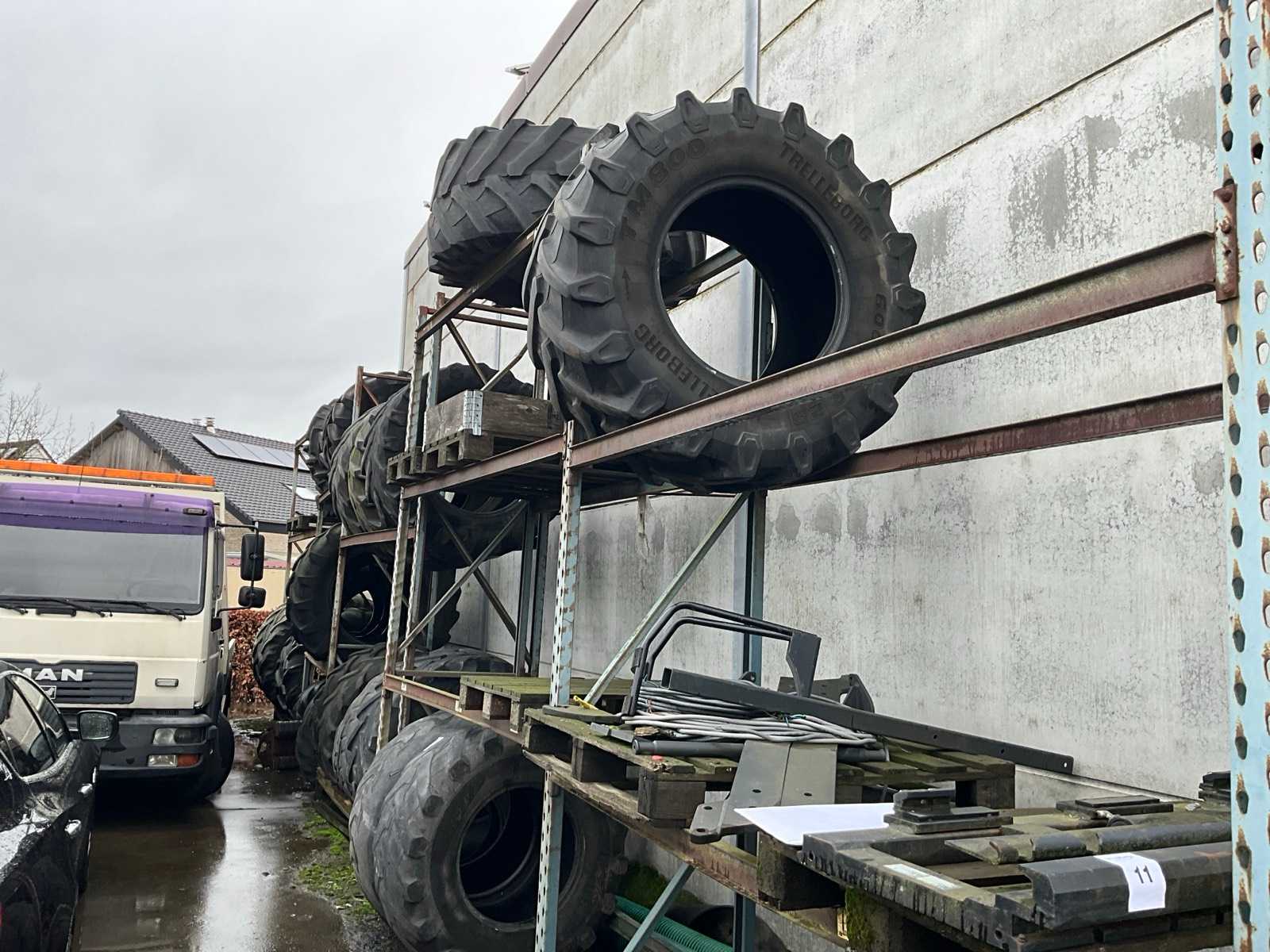 Trelleborg-BKT-Pirelli-Michelin Large batch of agricultural tyres with pallet racking