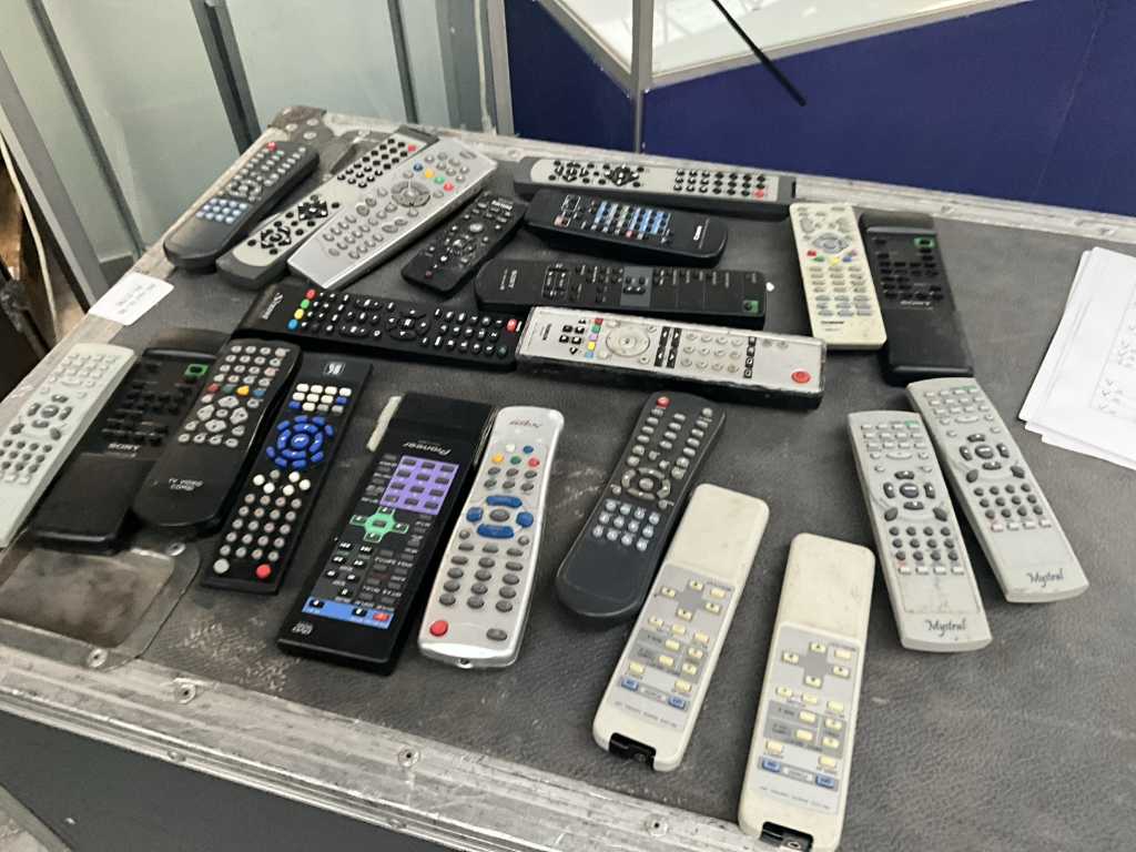 Lot of various remote controls Wo PIONEER, SONY, PHILIPS