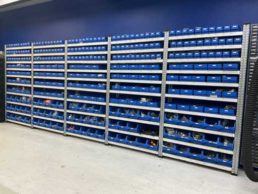 Scaffale con contenitori per lo stoccaggio (321x)