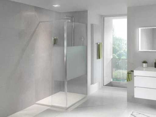 Begehbare Dusche mit schwenkbarem Teil und mattem Streifen in der Mitte