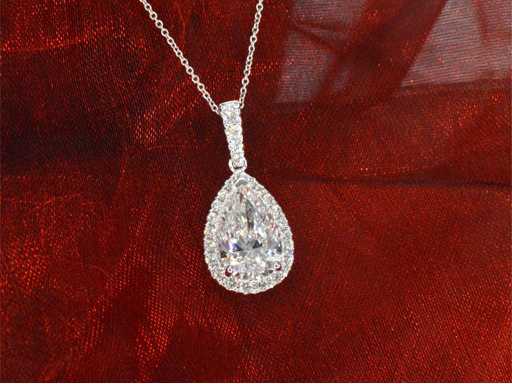 Ciondolo in oro bianco con una forma a goccia brillante di 3,00 carati