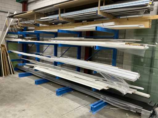 Porte-à-faux avec des contenus comprenant : Revêtement de façade, appuis de fenêtres et profils du Keralit