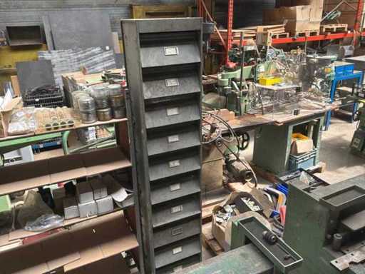 Ponsen van opslagkast met inhoud