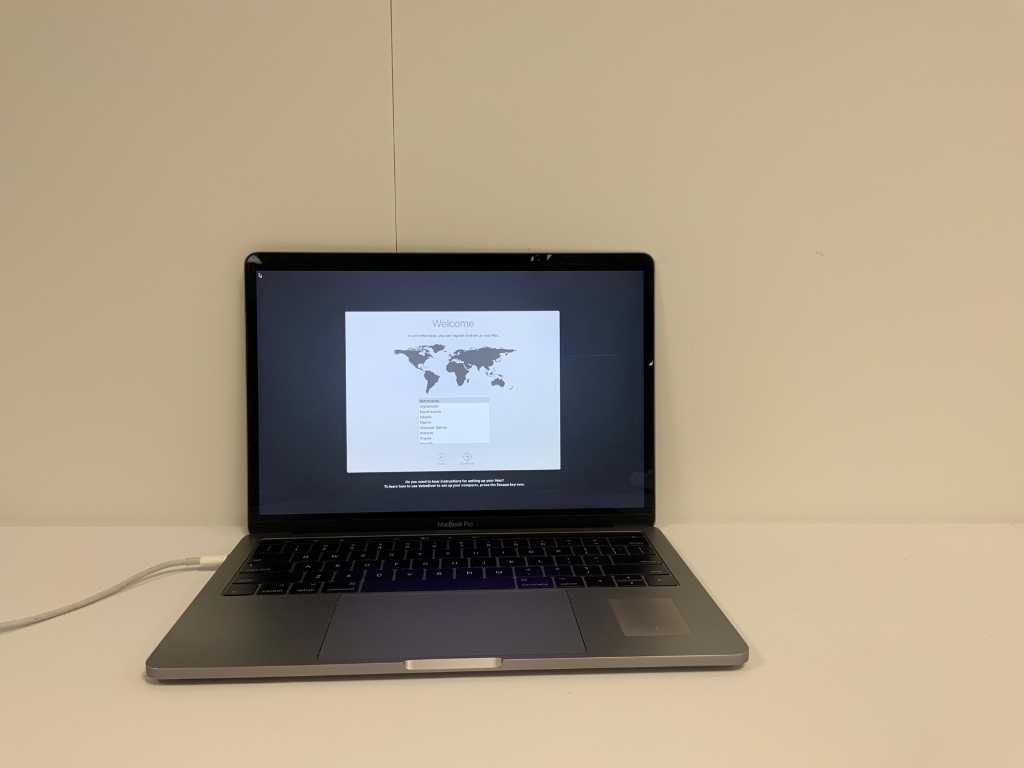 Ordinateur portable Apple MacBook Pro 13,3 pouces, Core(MC) i7 7e génération, 16 Go de RAM, 251 Go NVMe