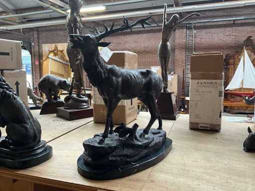 Große dekorative Hirschstatue