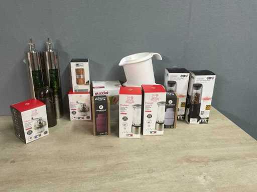 Partij schenkflessen en kruiden molens