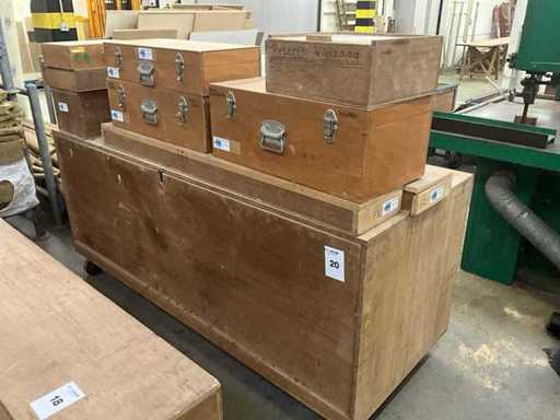 Série de divers casiers de rangement en bois et valises