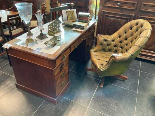 Antieke bureautafel + Chesterfield bureaustoel