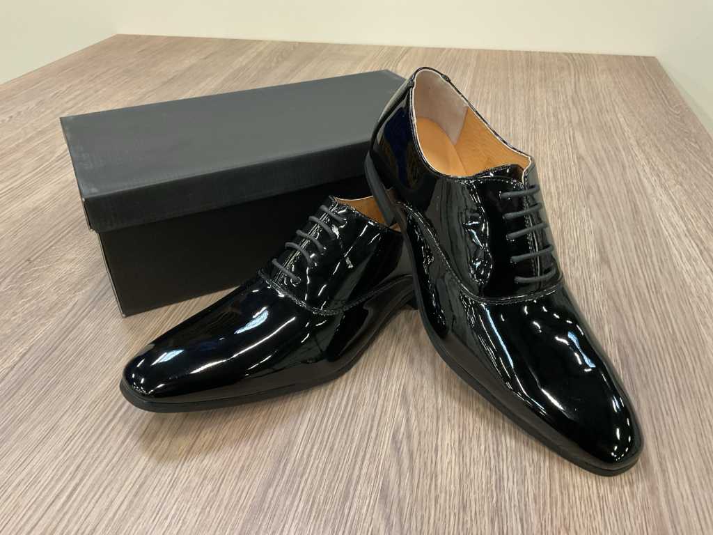 Pair of patent leather shoes (size 45)