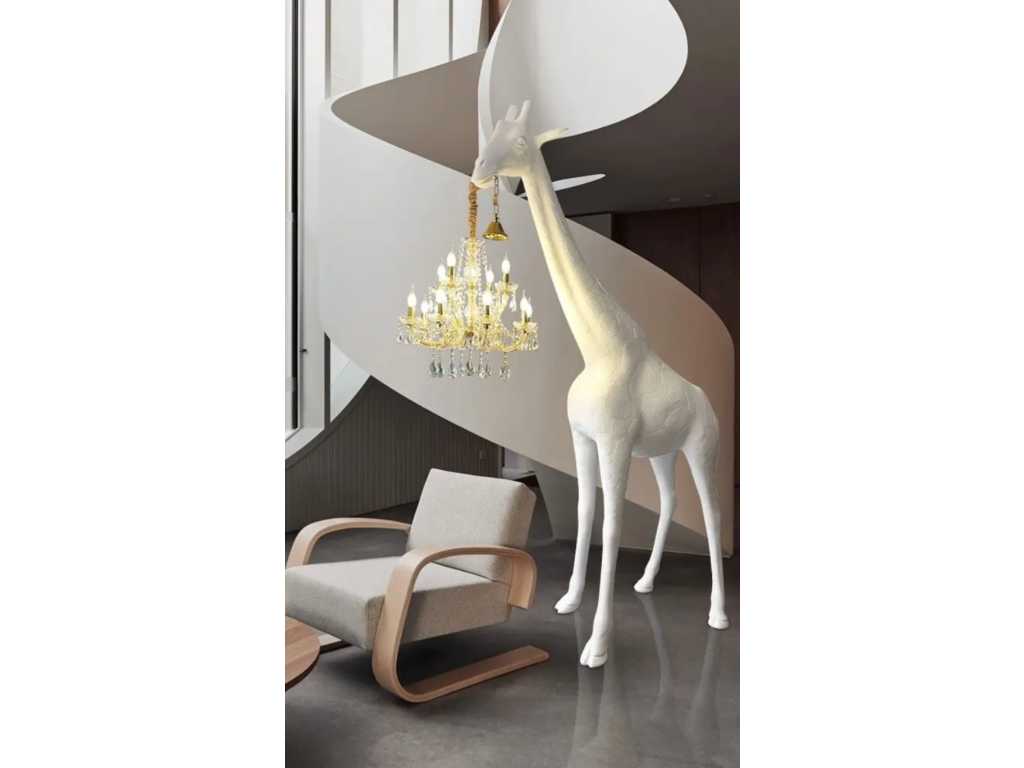 Statue d’une girafe avec le lustre dans sa gueule (grandeur nature) 