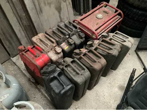 Partij kunststof en stalen tanks