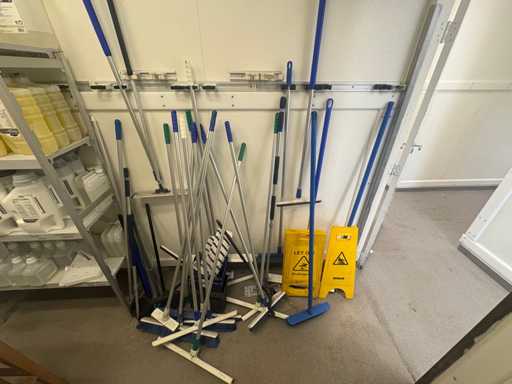 Partij schoonmaak materialen