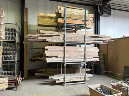 Un lot de grinzi și scânduri de lemn