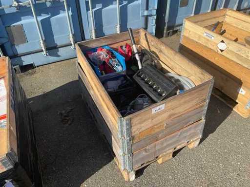 Różne urządzenia operacyjne, w tym ładowarki MAKITA, pompa