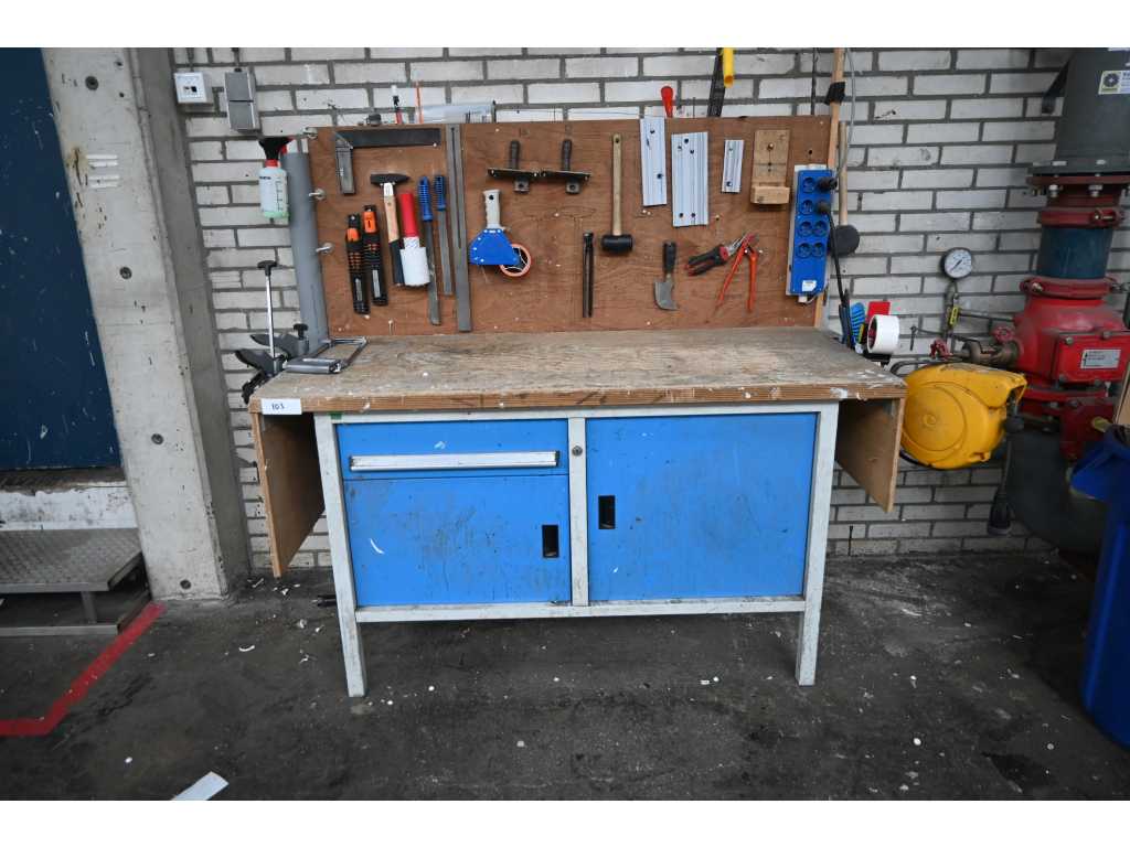 Bott - Stół warsztatowy z narzędziami i materiałami instalacyjnymi