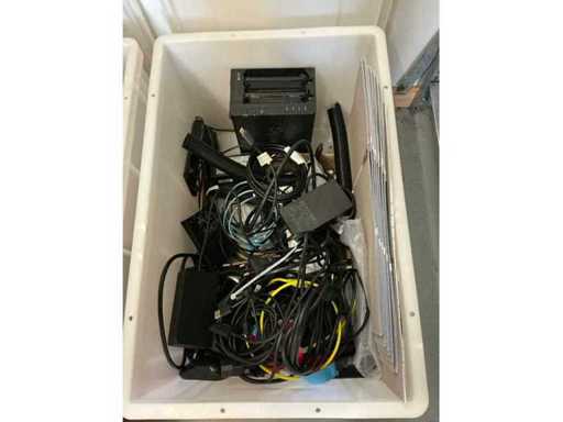 O mulțime de cabluri, surse de alimentare și accesorii electronice