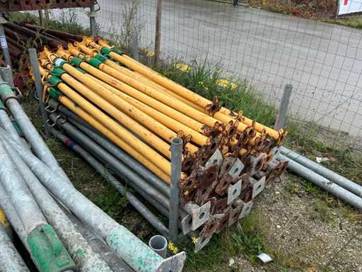 Batch of screw props