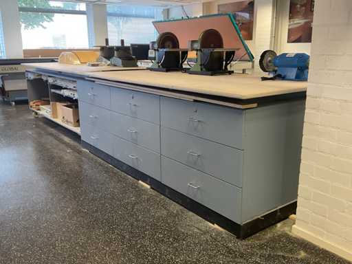 Werkplaatstafel met inhoud