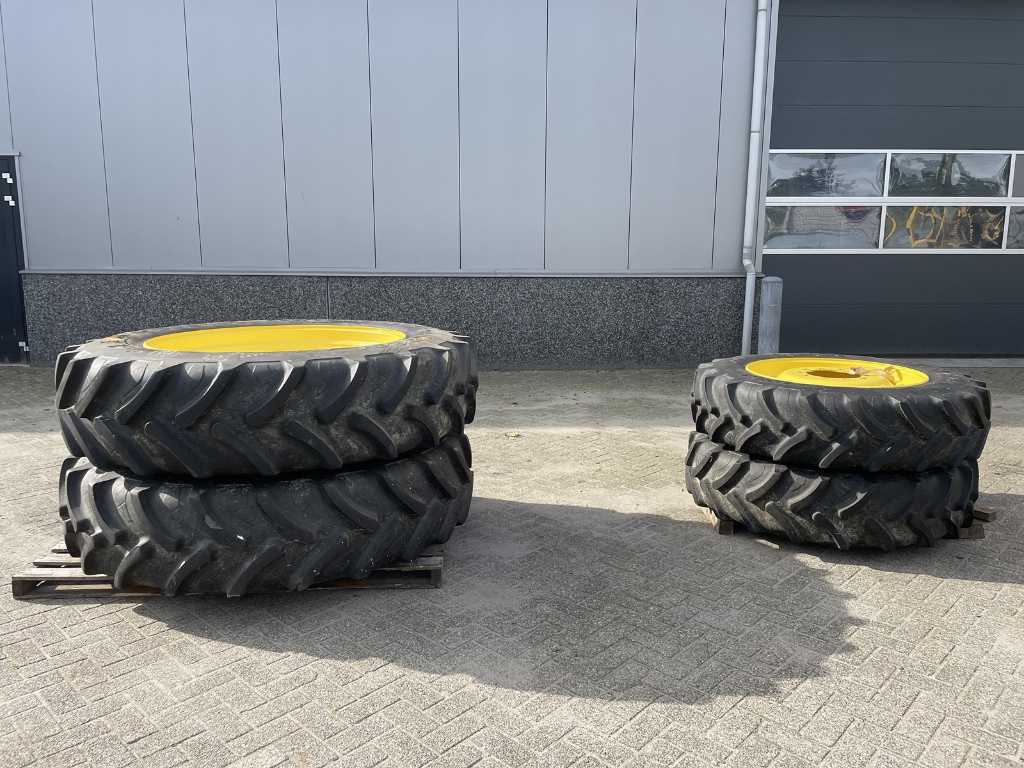 Complete set of tyres with rim.