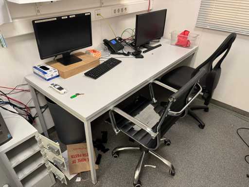 bureau met 2 stoelen