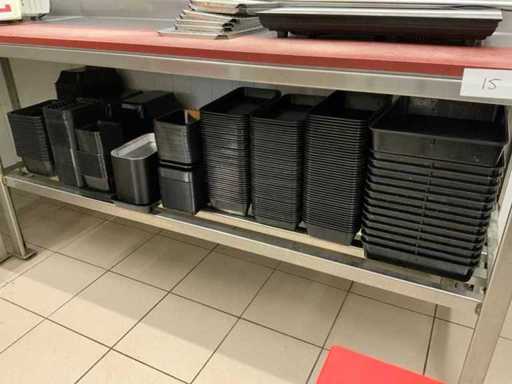 Fournée de plateaux de salade et de viande (en plastique dur)