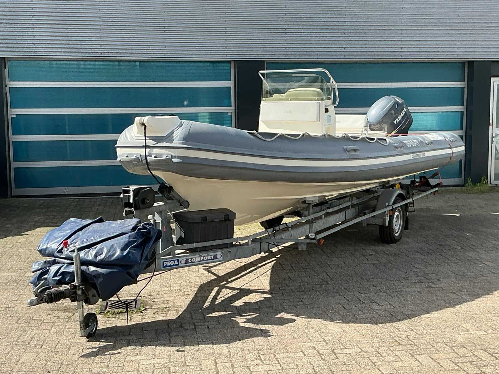 2010 Joker Coaster 650 RIB-Boot mit Konsole und Yamaha-Außenbordmotor.