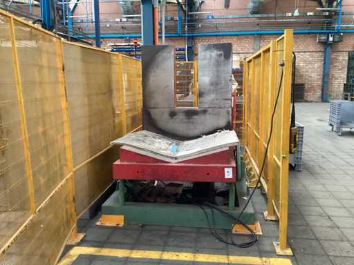 Coil tilter and straightener