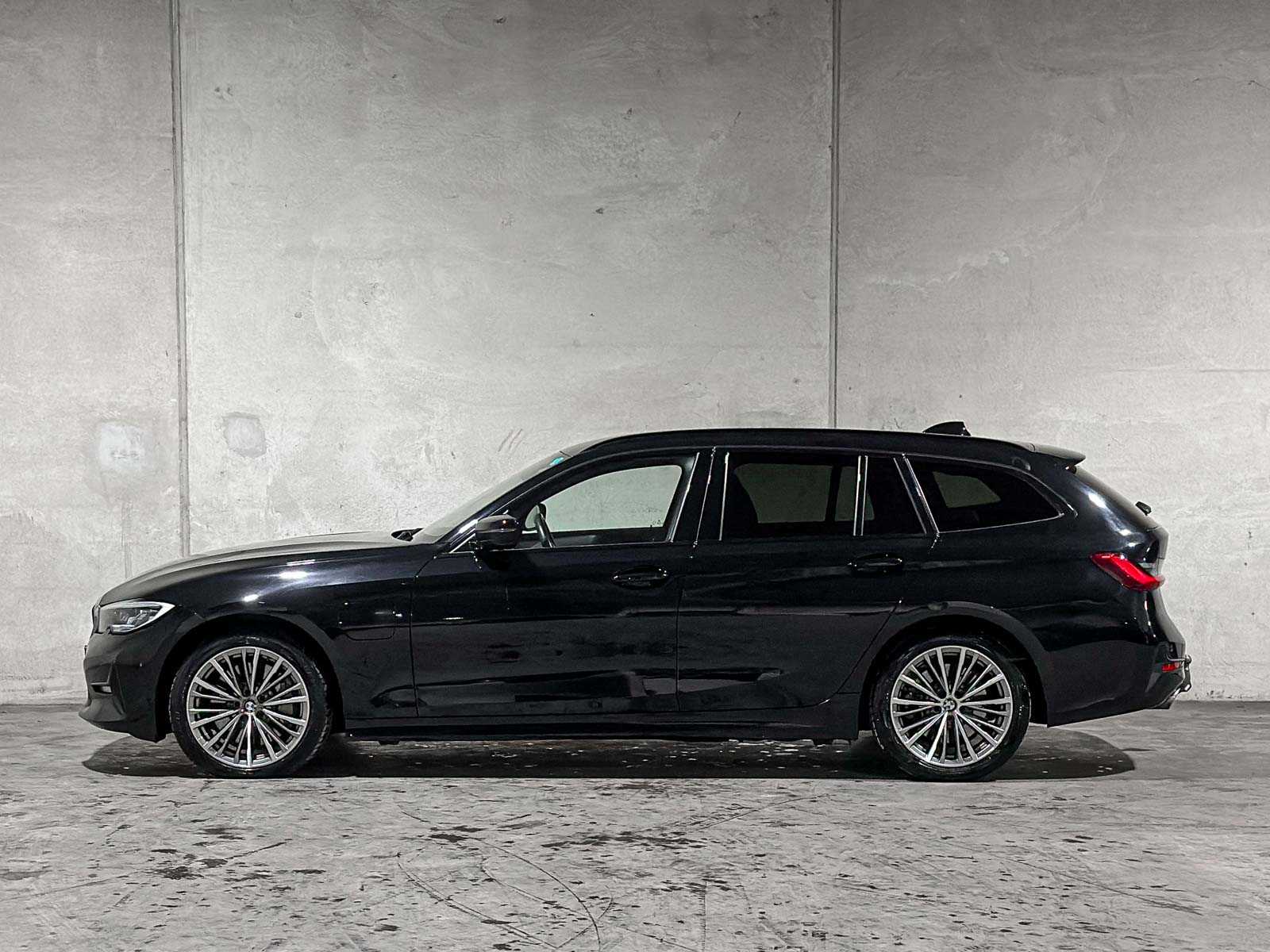 BMW 330e Touring Business Edition Plus 184pk 2021 3-serie (Origineel-NL + 1e Eigenaar) L-480-TL