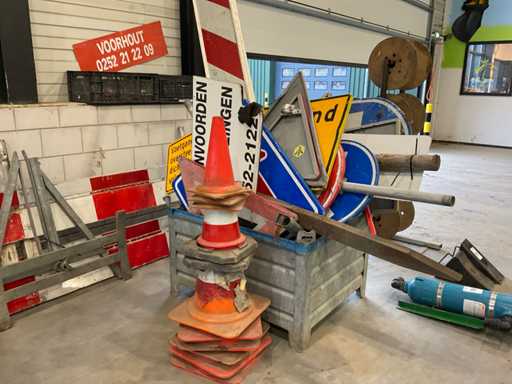 Serie di cartelli stradali