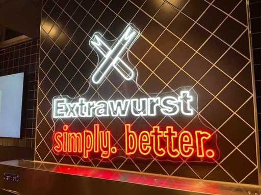 Panoul publicitar iluminat