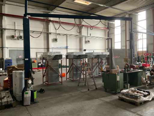 Column-mounted slewing crane installed as an air blower