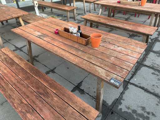 Cabines - Table en terrasse en bois