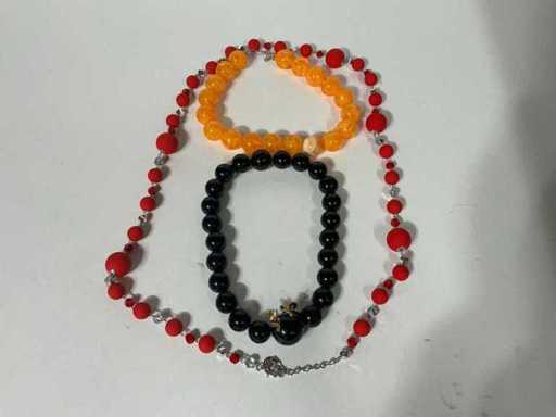 Various necklaces (3x)