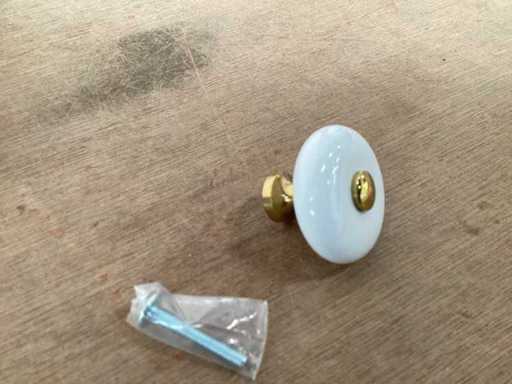 Maniglie per mobili Avenue in porcellana/ottone (65x)