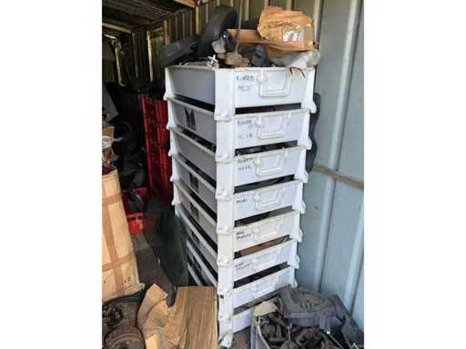 Stoc de piese auto, inclusiv caroserie, interior, jante de la MG, Mini