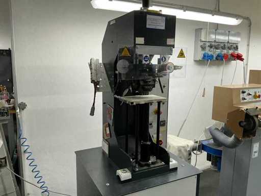 Machine automatique d’estampage/marquage de la Cal FIORETTO ISM98 2012