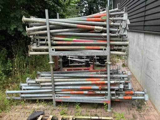 Charge von Schraubstützen in 2 Stapelrahmen